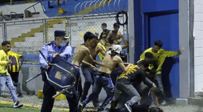El clásico hondureño entre Real España y Marathón fue suspendido por actos de violencia entre las barras