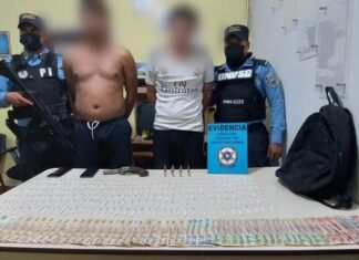 Capturan a dos personas con más de 250 envoltorios de droga en la zona el sur del país