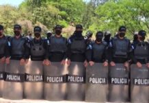 Fuerte contingente policial resguarda entrada de Fuerzas Especiales, donde permanece expresidente Hernández