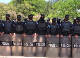 Fuerte contingente policial resguarda entrada de Fuerzas Especiales, donde permanece expresidente Hernández