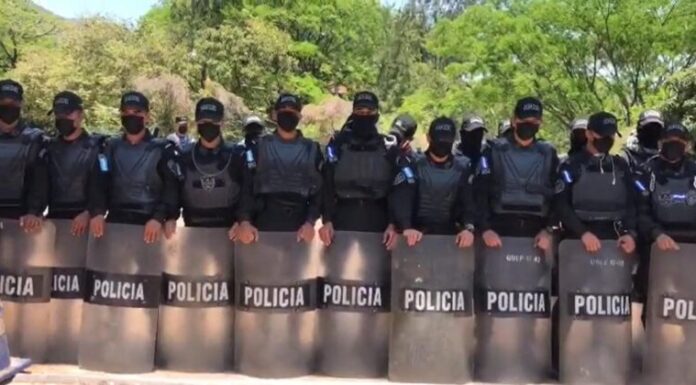 Fuerte contingente policial resguarda entrada de Fuerzas Especiales, donde permanece expresidente Hernández