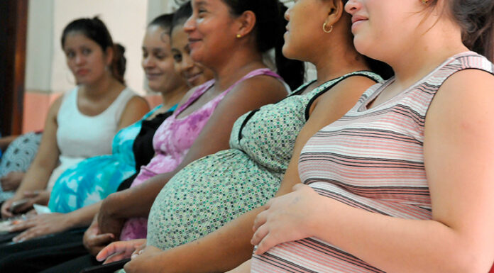 Médicos urgen priorizar educación sexual ante incremento de embarazos de adolescentes