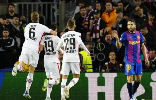 El Eintracht vence 2-3 al Barcelona en el Camp Nou y lo elimina de la Liga de Europa