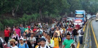 Nueva caravana migrante se entrega a autoridades mexicanas tras 40 kilómetros