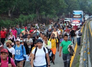 Nueva caravana migrante se entrega a autoridades mexicanas tras 40 kilómetros