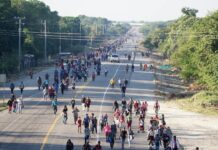 Caravana migrante acaba tras entregarse a las autoridades en la frontera sur de México