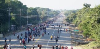 Caravana migrante acaba tras entregarse a las autoridades en la frontera sur de México