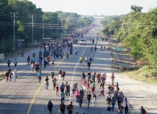 Caravana migrante acaba tras entregarse a las autoridades en la frontera sur de México