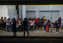 Hallan 92 migrantes, entre ellos 31 hondureños, hacinados en un tráiler en el norte de México