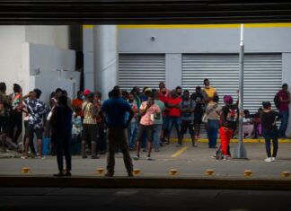 Hallan 92 migrantes, entre ellos 31 hondureños, hacinados en un tráiler en el norte de México