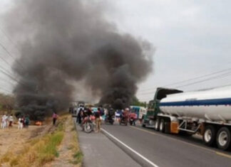 Personal sanitario se toma carretera Panamericana en Choluteca