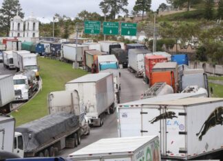 Transportistas de carga pesada convocan a paro nacional este lunes