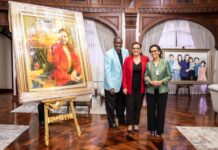 La presidenta de Honduras recibe el libro “Yo, Xiomara Castro”, que relata su vida política y privada