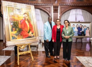 La presidenta de Honduras recibe el libro “Yo, Xiomara Castro”, que relata su vida política y privada