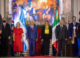 Encargado de protocolo de casa de gobierno, olvidó el nombre del López Obrador en su encuentro con Xiomara Castro