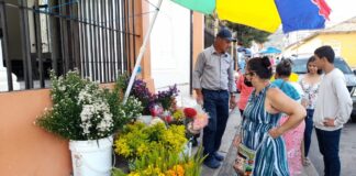 El comercio hondureño se inunda de flores y detalles en el Día de las Madres