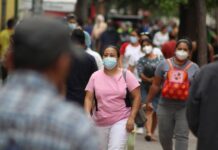 Médicos advierten que la población hondureña aún no está lista para dejar de usar mascarilla