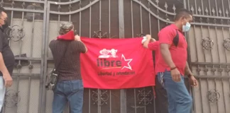 Grupo de militantes del partido Libre se toman la Secretaría de Salud exigiendo puestos de trabajo