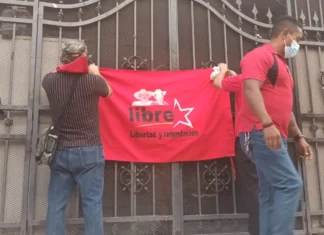 Grupo de militantes del partido Libre se toman la Secretaría de Salud exigiendo puestos de trabajo