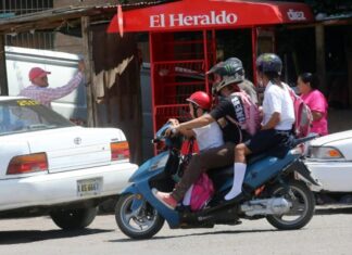 La DNVT advierte que sancionarán motociclistas que se transporten con tres personas