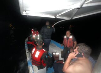 Rescatan con vida a diez tripulantes de embarcación que naufragó en Roatán