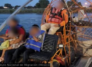 Rescatan a migrante hondureña y a sus dos hijos tras quedar atrapados en el Río Bravo