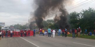 Miembros de Sitramedhys realizan tomas en la autopista de San Pedro Sula exigiendo medicamentos para el hospital