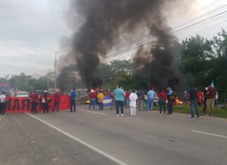 Miembros de Sitramedhys realizan tomas en la autopista de San Pedro Sula exigiendo medicamentos para el hospital