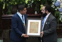 Rely Maradiaga es galardonado con el premio a Narrador Deportivo entregado por el Congreso Nacional