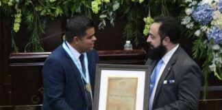 Rely Maradiaga es galardonado con el premio a Narrador Deportivo entregado por el Congreso Nacional
