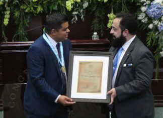Rely Maradiaga es galardonado con el premio a Narrador Deportivo entregado por el Congreso Nacional
