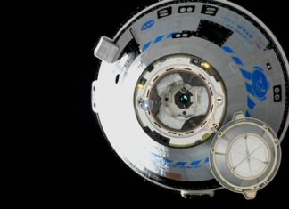 La tripulación de la Estación Espacial Internacional ingresa a la nave Starliner de Boeing
