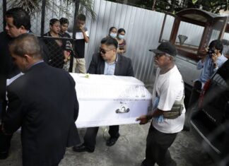 Sepultan en El Salvador los restos de padre e hijo ahogados en el río Suchiate