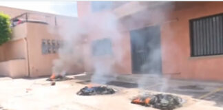 Simpatizantes de Libre quiebran ventanales y queman llantas frente a Ciudad Mujer en la capital