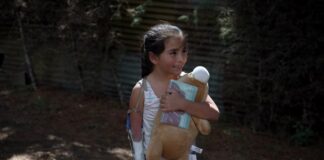 Conozca a Carol, la niña guatemalteca que aprende a abrazar con nuevas extremidades