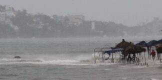 Ághata se intensifica a huracán frente a las costas del estado mexicano de Oaxaca