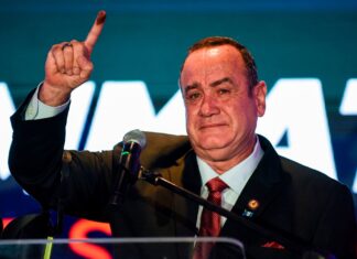 Presidente de Guatemala dice que Estados Unidos tiene planes de derrocarlo