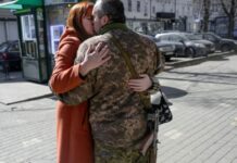 ONG rescata en zona ucraniana en poder de Rusia a estadounidense y familia