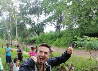 Cae la lluvia de peces en Yoro y sorprende a un youtuber de Eslovaquia