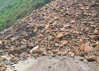 Deslizamiento de piedras deja varios municipios incomunicados al sur de Francisco Morazán