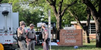 Arrestan a un estudiante con dos rifles a las afueras de un instituto en Texas