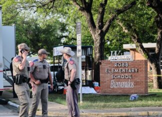 Arrestan a un estudiante con dos rifles a las afueras de un instituto en Texas
