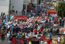 Los trabajadores hondureños reclaman sus derechos en el Día Internacional del Trabajo