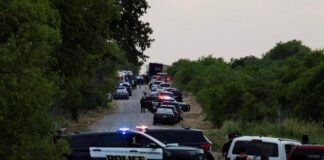 Migrantes realizan vigilia en el sur de México en honor a los 50 muertos en Texas