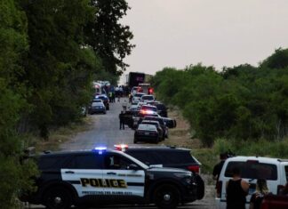 Migrantes realizan vigilia en el sur de México en honor a los 50 muertos en Texas