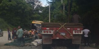 Fuerte colisión entre una rastra y un bus en La Moramulca deja una persona muerta