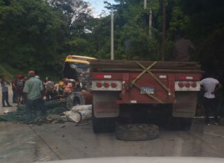 Fuerte colisión entre una rastra y un bus en La Moramulca deja una persona muerta