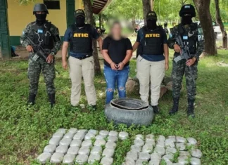 Detienen a una mujer con 92 libras de supuesta marihuana