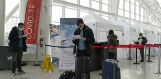 EE. UU. levantará la exigencia de un test de COVID-19 para los viajeros que lleguen al país en avión