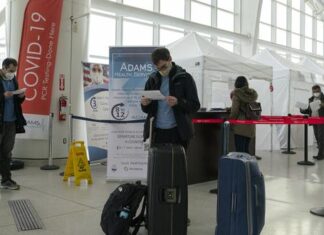 EE. UU. levantará la exigencia de un test de COVID-19 para los viajeros que lleguen al país en avión